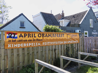 902317 Afbeelding van het oranje spandoek '27 april Oranjefeest', op een schutting bij de Dorpstuin aan de ...
